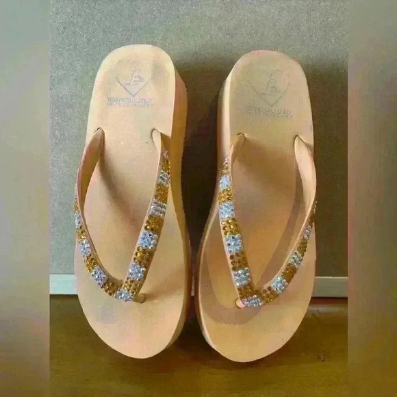 Classic Lady Lanell Tan platform flip flops. - Picture 1 of 8